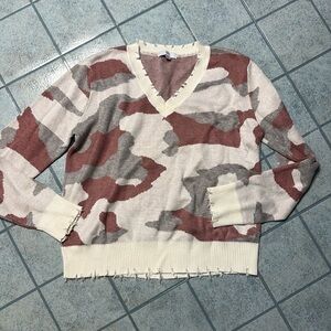 FATE camo V-neck sweater
